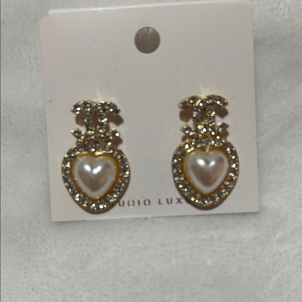 Elegant Gold and Pearl Heart Earrings - Picture 3 of 4
